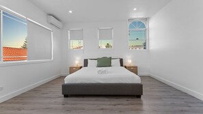 Tabla de planchar con plancha, wifi y ropa de cama 
