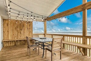 Outdoor dining - Beachfront-Galveston Sea Isle Best Views-Pool/Fishing Pier/Tennis Private Access (Galveston)