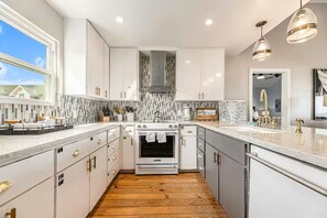 Fridge, microwave, oven, stovetop - Beachfront-Galveston Sea Isle Best Views-Pool/Fishing Pier/Tennis Private Access (Galveston)