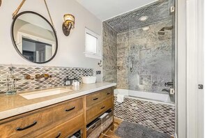 Shower, hair dryer, towels, soap - Beachfront-Galveston Sea Isle Best Views-Pool/Fishing Pier/Tennis Private Access (Galveston)