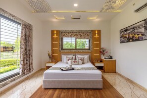 Villa Deluxe, balcón, vistas al jardín | Tabla de planchar con plancha y wifi gratis