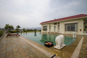 Una piscina al aire libre