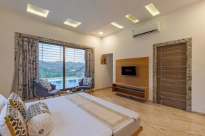 Villa Deluxe, balcón, vistas al jardín | Tabla de planchar con plancha y wifi gratis