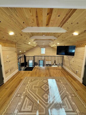 Interior - Carvin Cottage - Cozy 2bdr with Loft- 4 Passenger Golf Cart Included (Daufuskie Island)