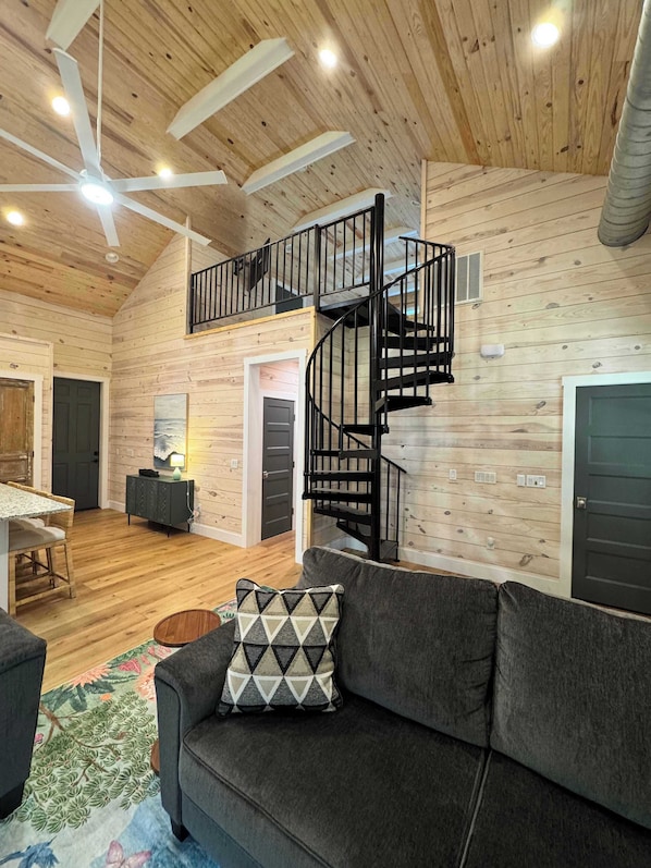 TV, fireplace, offices - Carvin Cottage - Cozy 2bdr with Loft- 4 Passenger Golf Cart Included (Daufuskie Island)