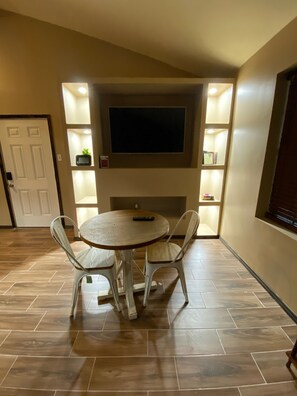 Dining - Cozy 1-bedroom house in enchanting Laredo with AC (Laredo)