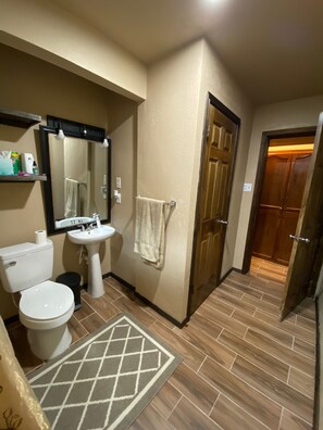 Bathroom - Cozy 1-bedroom house in enchanting Laredo with AC (Laredo)