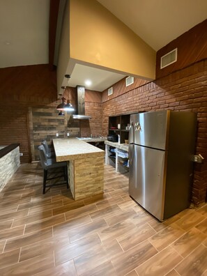 Private kitchen - Cozy 1-bedroom house in enchanting Laredo with AC (Laredo)