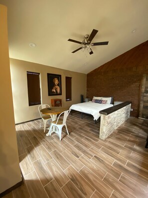 1 bedroom, iron/ironing board, Internet, bed sheets - Cozy 1-bedroom house in enchanting Laredo with AC (Laredo)