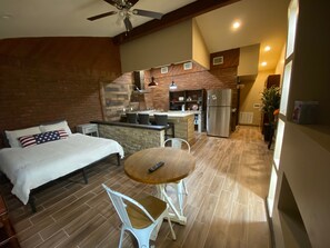 Room - Cozy 1-bedroom house in enchanting Laredo with AC (Laredo)