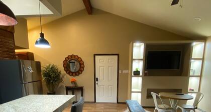 Cozy 1-bedroom house in enchanting Laredo with AC