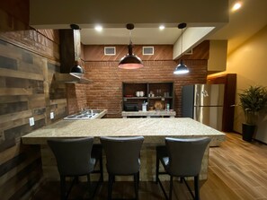 Private kitchen - Cozy 1-bedroom house in enchanting Laredo with AC (Laredo)