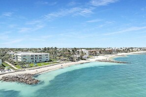 Plage, chaises longues, serviettes de plage
