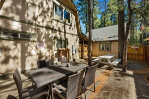 Outdoor dining - Summit Mountain Lodge (Big Bear Lake)