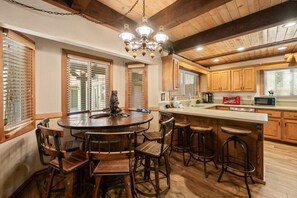 Fridge, microwave, oven, stovetop - Summit Mountain Lodge (Big Bear Lake)