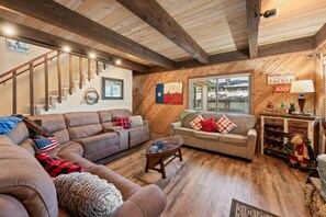 TV, fireplace - Summit Mountain Lodge (Big Bear Lake)