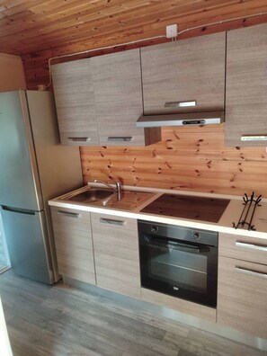 Cabin, 1 Bedroom, Balcony, Garden View | Private kitchen