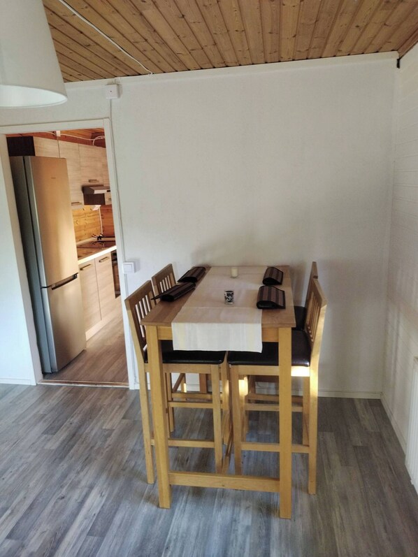 Cabin, 1 Bedroom, Balcony, Garden View | Dining