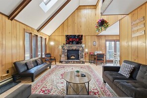 Smart TV, fireplace, table football - Hot Tub*Fire Pit*Fireplace*BBQ Grill*Deck*Foosball (Blakeslee)