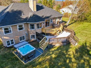 Outdoor spa tub - Hot Tub*Sauna*Pool Table*Air Hockey*King Bed*Deck (Blakeslee)