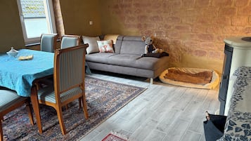 Fernseher, DVD-Player, Tischfußball, Bücher