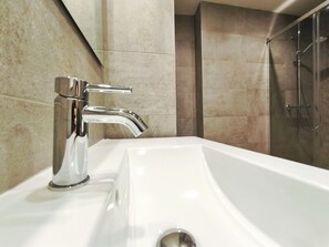 Een douche, een haardroger, handdoeken, zeep