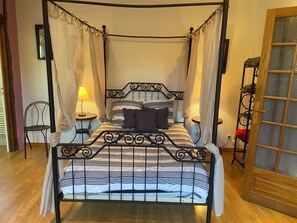 9 chambres, fer et planche à repasser, accès Internet