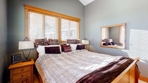 Room - True ski-in / ski-out 4-bedroom condo with private hot tub at Big White (Beaverdell)