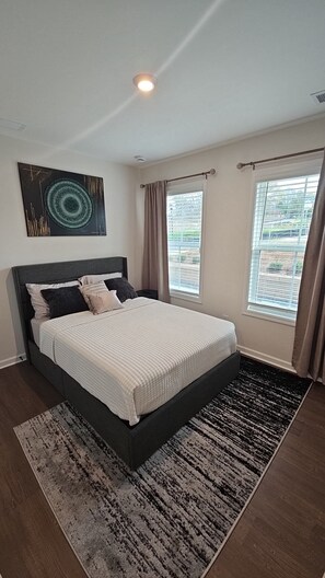 2 bedrooms, iron/ironing board, WiFi, bed sheets - Modern Cozy Retreat in Prime Location (Atlanta)