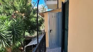 Casa Comfort, balcone, vista città | Parco della struttura