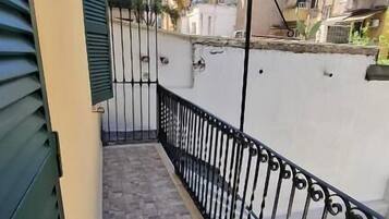 Casa Comfort, balcone, vista città | Parco della struttura