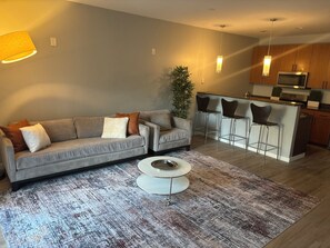 Living area - Multi Level Roof Top Loft - Mercedes Benz Stadium Views! Walk to FIFA + Parking (Atlanta)