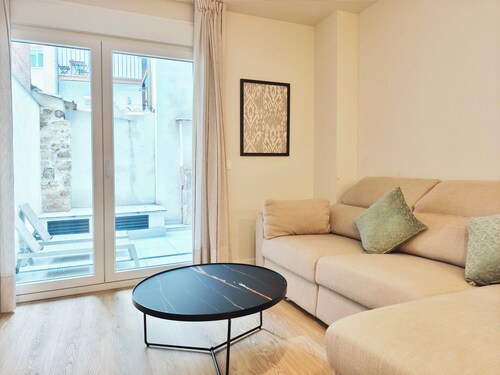 Apt. 2 br. Cathedral II, Terrace, Parking, Center