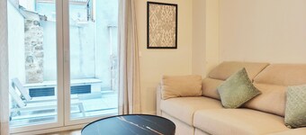 Apt. 2 br. Cathedral II, Terrace, Parking, Center