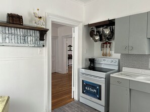 Private kitchen - Beautiful 2-bedroom house in peaceful Little Falls  (Little Falls)