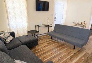 Smart TV - Charming Downtown Charleston 2BR & Walk Everywhere (Charleston)