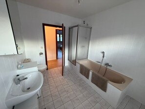 Hair dryer, towels, soap, toilet paper - Vacation apartment with lake access and jetty (Groß Köris)