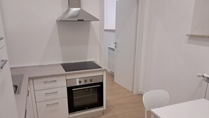 Basic-íbúð | Einkaeldhús | Ísskápur í fullri stærð, eldavélarhellur, pottar/pönnur/diskar/hnífapör