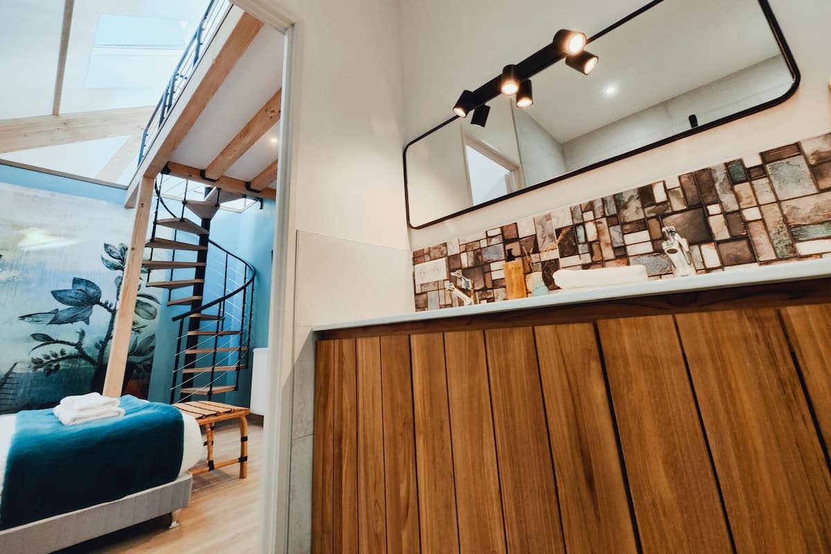 Design Suite, Courtyard View (EAU)