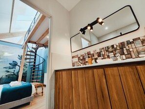 Design Suite, Courtyard View (EAU) | Bilik Mandi | Kelengkapan dandanan diri percuma, pengering rambut, selipar 
