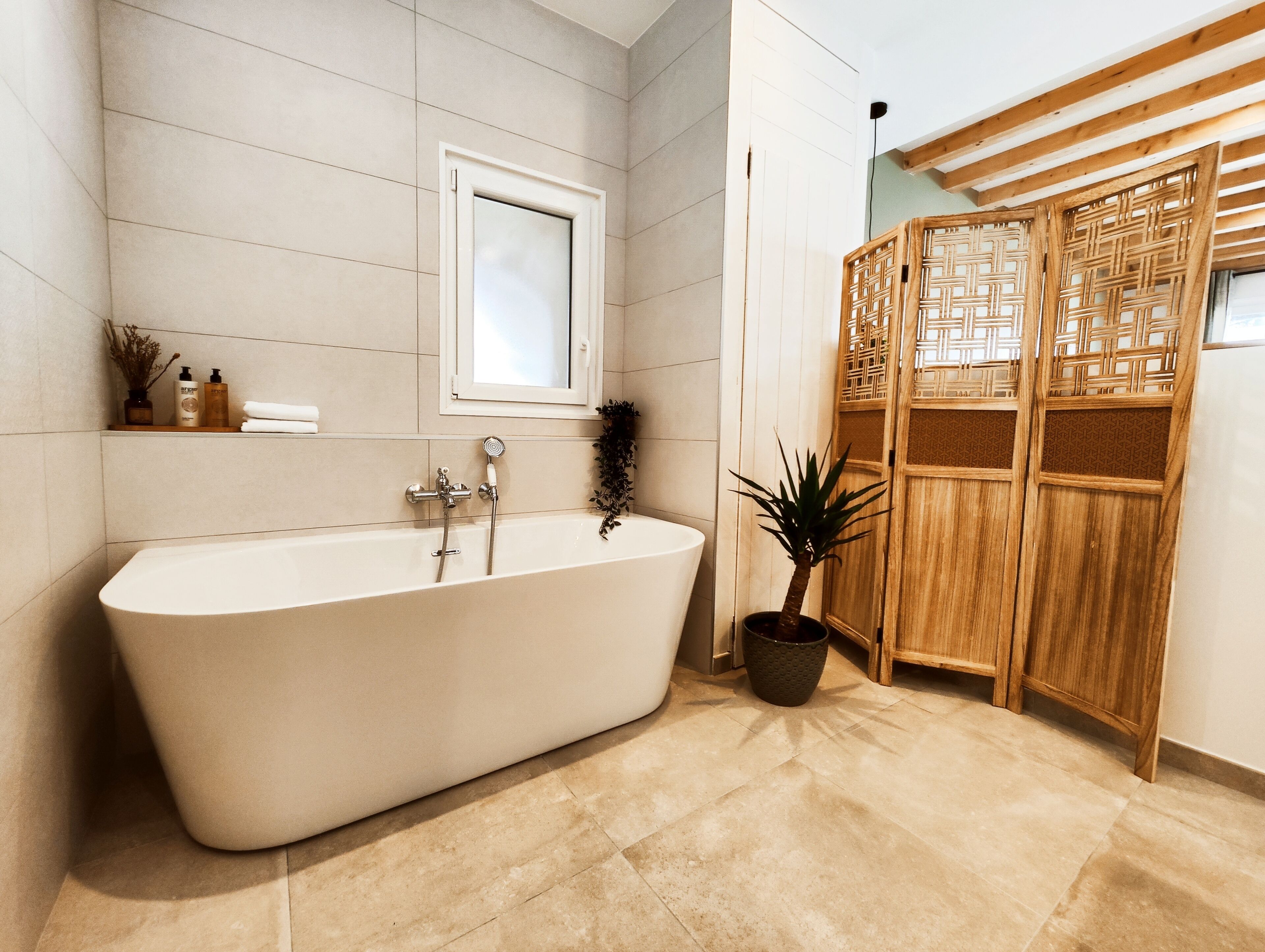 Suite Premium, vue jardin (BOIS) | Salle de bain | Articles de toilette gratuits, sèche-cheveux, chaussons