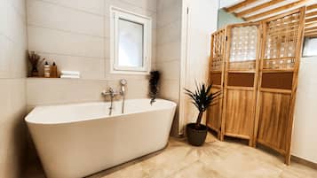 Suite Premium, vue jardin (BOIS) | Salle de bain | Articles de toilette gratuits, sĂšche-cheveux, chaussons