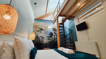 Design Suite, Courtyard View (EAU)