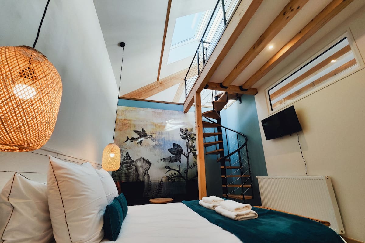 Suite de disseny, vistes al pati (EAU)