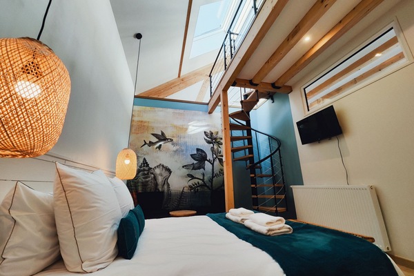 Design Suite, Courtyard View (EAU)