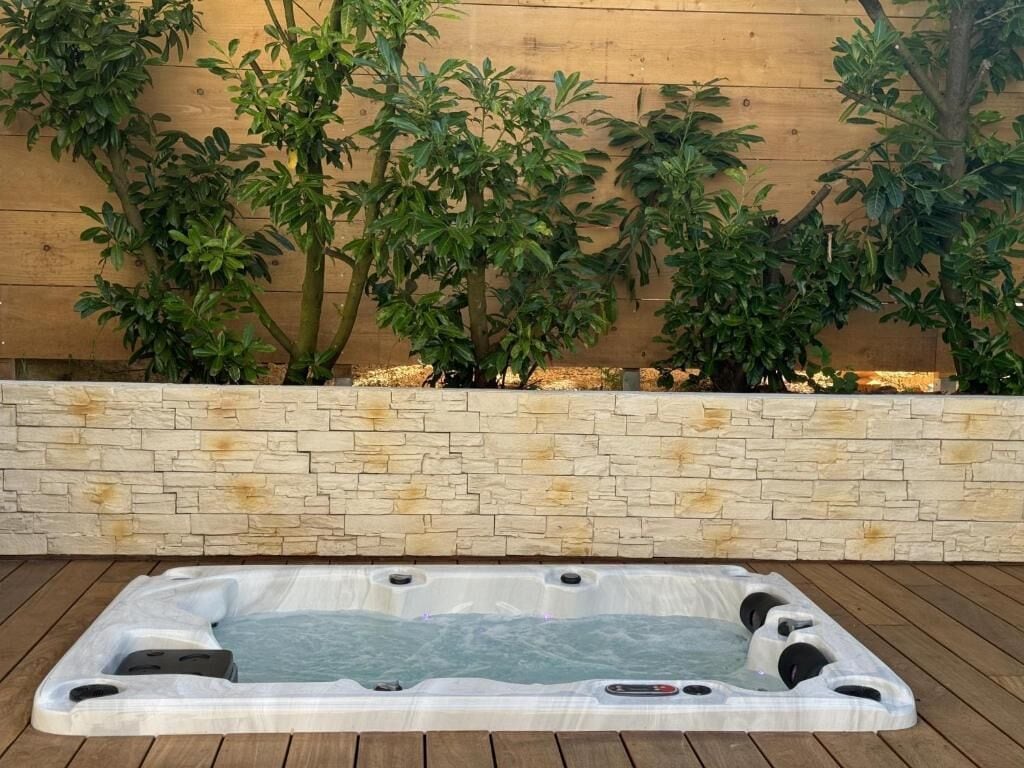 Suite Khas, pemandangan kebun (OR) | Bathtub spa outdoor