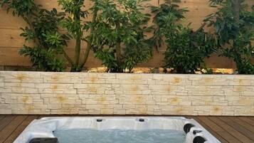 Suite Khas, pemandangan kebun (OR) | Bathtub spa outdoor