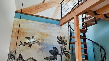 Design Suite, Courtyard View (EAU)