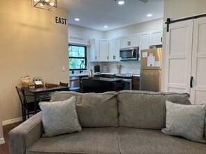 TV - CacheLoft: Upstairs 1BR loft w/ Kitchen + W/D, private & cozy, self check-in (Clearwater)
