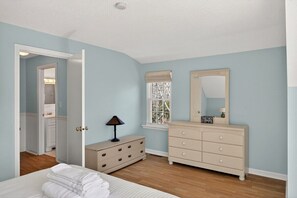 Free WiFi, bed sheets - Cozy Hyannis Retreat | Yard, AC & Outdoor Shower (Barnstable)